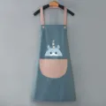Grembiule da cucina impermeabile con simpatico design animale e tasca rosa utile. - Vestibilità regolare / Azzurro polvere con tasca rosa