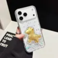 Detailopname van de transparante epoxy telefoonhoes met prachtige glitters en paard. - Transparant / iPhone17Pro Max