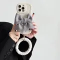 Elegante custodia per telefono ondulata con grande fiocco in raso grigio e cinturino in peluche. - Bianco + braccialetto