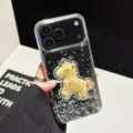 Gedetailleerd uitzicht van doorzichtige epoxy glitter telefoonhoesje met gouden gelukspaard. - Zwart / iPhone17Pro Max