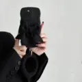 Cover per telefono nera con grande fiocco in tessuto e cinturino in peluche, design elegante. - Nero + braccialetto