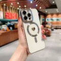 Gedetailleerd overzicht van luxe gegalvaniseerde magnetische hoesje met hart en lensbescherming. - Wit / ip11