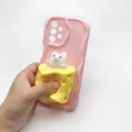 Detailansicht der rosa wellenförmigen Handyhülle mit niedlichem Käse-Maus-Quetschspielzeug. - S23 / Rosa
