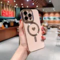 Gedetailleerd overzicht van een roze gegalvaniseerde magnetische telefoonhoes met hart. - Roze / ip11
