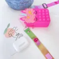 Süsses rosa Silikon Einhorn Pop It Fidget Spielzeug Umhängetasche mit verstellbarem Regenbogenriemen - Einhorn mit Lanyard / Fuchsia