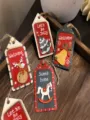 Vista dettagliata di ornamenti appendere in legno dipinto retro per albero di Natale. - Mix 4 Pezzi