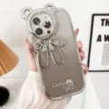 Gedetailleerde close-up van de zilveren gegalvaniseerde glitter telefoonhoes met berenstandaard. - Beer cameralensstandaard (Verloop zilver) / 15promax