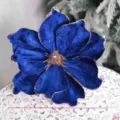 Blaue Samt Weihnacht Blume mit goldenen Glitzerkanten für Weihnachtsbaum und Kränze. - Saphirblau