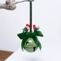 Matter grüner Weihnachtsglocken-Anhänger mit Samtschleife, Tannennadeln, Beeren, 9x6cm - Rotfrucht Tannennadel Glocke Stil G / Grün