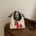 Sac à main élégant en toile à pois avec broderie poney rouge et bandoulière noire réglable - Noir