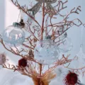 8cm transparente Weihnachtskugel mit Glitzer und Schnee innen für Christbaumschmuck. - Stil C (Lametta ohne Licht) / 3 Stück/Packung