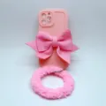 Custodia per telefono rosa con bordo ondulato, grande fiocco in tessuto e cinturino. - Rosa e cinturino