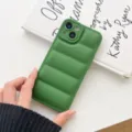 Gruene Daunenjacke Stil Silikon Handyhuelle fuer iPhone, weiche TPU stossfeste Schutzhuelle. - Olivgrün / 15promax