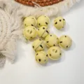 Campanelli a stella giallo opaco 2.4cm 10pz, perfetti per decorazioni natalizie e pacchi regalo. - Giallo