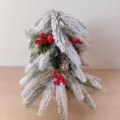 Mini Weihnachtsbaum Tischdekoration mit Schnee Zapfen und roten Beeren für Feiertage. - 40cm Langer Tannennadel Schnee