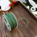 Grünes und goldenes geflochtenes Baumwollseil für Weihnachtsgeschenke und Blumenbinden. - 2mm Goldfaden Grün