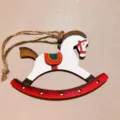 Hölzernes Schaukelpferd Weihnachtsbaum Hängeornament für festliche Heimdekoration - Weißes Pferd