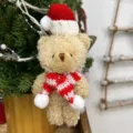 Niedlicher Weihnachts Plüschbär mit roter Mütze und Schal, weiche Kuscheltier Dekoration. - Rot-Weiß Schal Anhänger / Braun