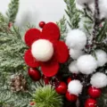 Nahaufnahme Detail der roten Filz Weihnacht Blume mit weißem Pompon und Schnee Beeren. - 2 Stück pro Packung / Rot