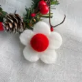 Detaillierte Nahaufnahme des weißen Filzblumen-Ornaments mit rotem Zentrum für Weihnachten. - 2 Stück pro Packung / Weiß