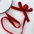 Rotes Samtband Weihnachts-Schleife mit Metall-Glocke für DIY Weihnachtsbaum Deko Basteln - 1cm x 5 Yards / Weihnachtsrot