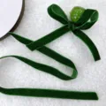 Weihnachten Samtband Detail, dunkelgrüne Glitzer Stoffleiste mit Glocken Anhänger Nahaufnahme. - 1cm x 5 Yards / Weihnachtsgrün