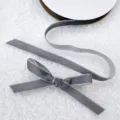 Graue Samtband Variante, weiches beflocktes Schleifendesign für Weihnachtsbaum Dekoration. - 1cm x 5 Yards / Grau