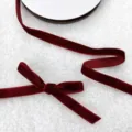 Rotes Samtband und Schleife für Weihnachtsbaum Dekoration, festliche Verpackung und Basteln. - 1cm x 5 Yards / Burgunderrot
