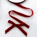 Rote Samtband Schleife Variante, hochwertige Weihnachtsbaumdekoration und festliches Geschenkband. - 1cm x 5 Yards / Weihnachtsrot