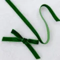 Grünes Samtband für Weihnachtsbaum, beflocktes Schleifenband für festliche Geschenkverpackung. - 1cm x 5 Yards / Weihnachtsgrün