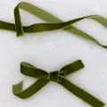 Grüner Samtband Schleife für Weihnachtsbaum Dekoration, festliches DIY Bastelband Zubehör. - 1cm x 5 Yards / Dunkelgrün