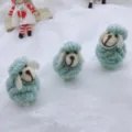 Wollfilz Schaf Detailaufnahme, süße Weihnachtsbaum Deko und Urlaubsgeschenk Zubehör. - Blau