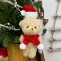 Niedlicher Weihnachts-Teddybär-Plüschanhänger mit roter Strickmütze und Schal. - Roter Schal Anhänger / Braun
