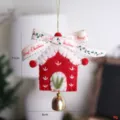 Handgemachter Filz Weihnachts Haus Anhänger mit Schleife und Glocke für Baumes Dekoration - Weihnachtshaus-Filzanhänger Nr. 7