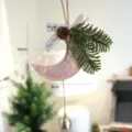 Ornement suspendu de sapin de Noël en croissant de lune rose pailleté avec cloche et pin. - Pendentif lune rose n° 4