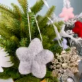 Grauer Filzstern Christbaumschmuck, 9cm handgemachte weihnachtliche Hängedeko für Fest. - Grau