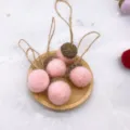 Rosa Filzwolle Eicheln Weihnachtsbaum Hängeornamente mit Naturkappen und Juteschnur für DIY Basteln. - 5 Stück/Packung / Rosa
