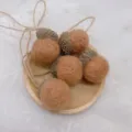Handgemachte Filz Eichel Ornamente mit Holzkappen und Kordel, ideal für Weihnachten DIY. - 5 Stück/Packung / Braun