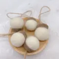 Weisse Wollfilz Eichel Anhaenger mit Juteschnur fuer Weihnachtsbaum DIY Deko Set mit 5 Stueck - 5 Stück/Packung / Gebrochenes Weiß