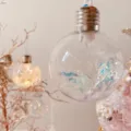 8cm LED transparente Weihnachtsbaum hängende Kugel Dekoration mit buntem Glitzer und Licht. - Stil A (Lametta mit Licht) / 2 Stück pro Packung
