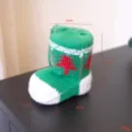 Mini gestrickte Weihnachtssocke als Stiefel Ornament, grün weiße Weihnachtsdeko. - Weihnachtsstrumpfstiefel / Grün