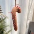 Gestrickter Weihnachts-Zuckerstangen-Anhaenger, festliche Haengendekoration fuer Baeume. - Kaffeebraun