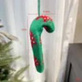 Gestrickter Weihnachts-Zuckerstangen-Anhänger, festliche Baumdekoration, gemütliches Urlaubsgeschenk. - Grün