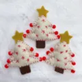 Filz Weihnachtsbaum Dekoration DIY Bastelzubehör mit roten Pom-Poms und gelbem Stern - Schneeflocke Stern Weihnachtsbaum / 2 Stück/Packung / Weiß