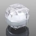 Detailansicht der transparenten Acryl Ring Schmuckschatulle mit weichem Kissen innen. - Weiß