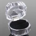Transparente Acryl Ringbox Detailansicht mit facettiertem Design und schwarzem Samteinsatz. - Schwarz