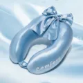 Oreiller de voyage en soie glacée bleu clair avec joli nœud et broderie comfort. - Oreiller en U à Double Bosses / 26*26cm / Bleu
