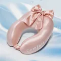 Oreiller de voyage en soie glacée rose en forme de U avec nœud, mousse à mémoire de forme. - Oreiller en U à Double Bosses / 26*26cm / Rose
