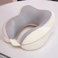 Oreiller de voyage en mousse memoire et soie glacee pour un sommeil confortable en avion. - Gris Clair et Blanc