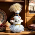 Peluche pecora stile etnico dello Xinjiang carina con cappello di piume e gonna di pizzo. - Agnellino dello Xinjiang in abito blu / 15cm (Con Cappello 35cm)